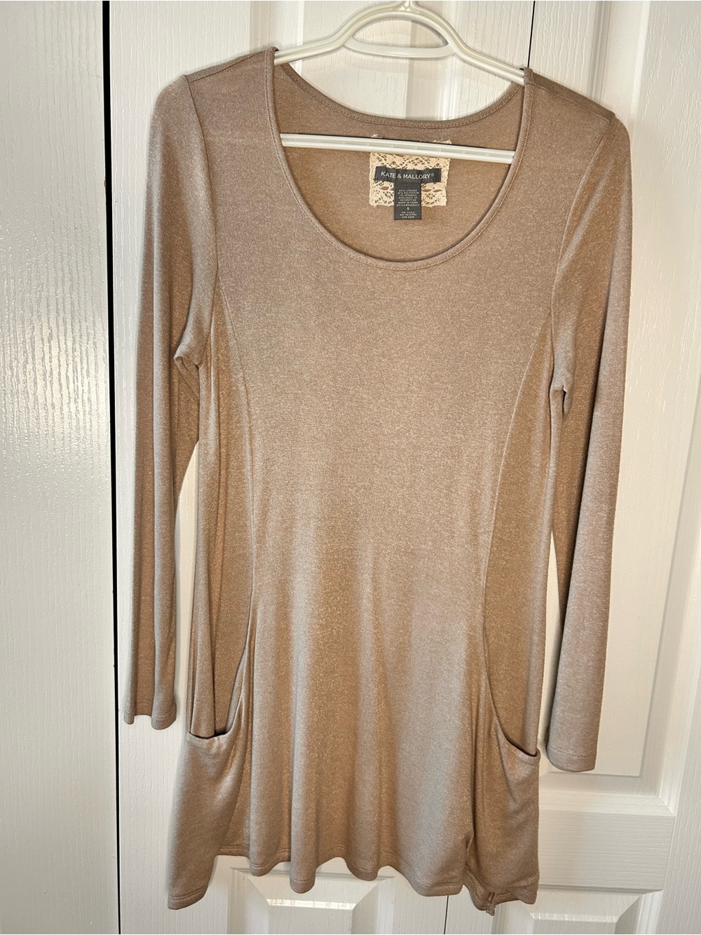 Kate & Mallory Women’s Size Small Taupe Long-Sleeve Scoop Neck Tunic Top Pockets